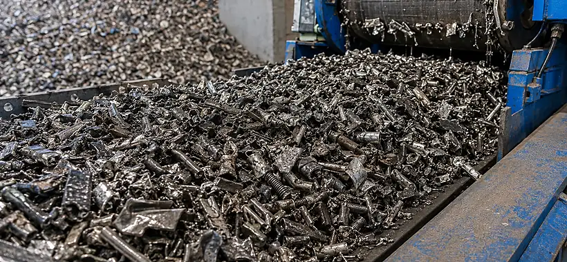 Magnetic drum separator working with shredded metal scrap