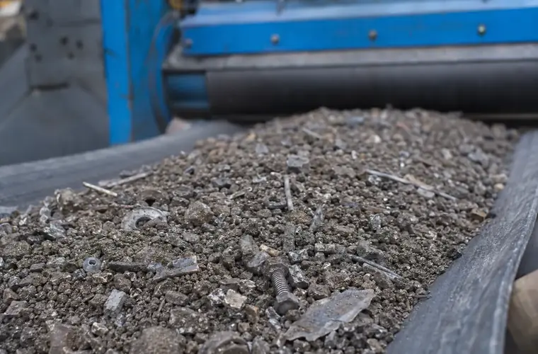 Conveyor material under magnetic separator