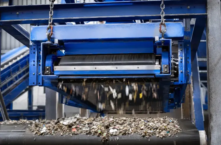 Suspended overband magnet above conveyor