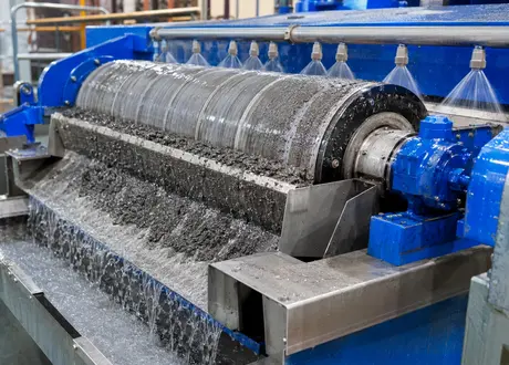 Wet magnetic drum separator for sticky wet material